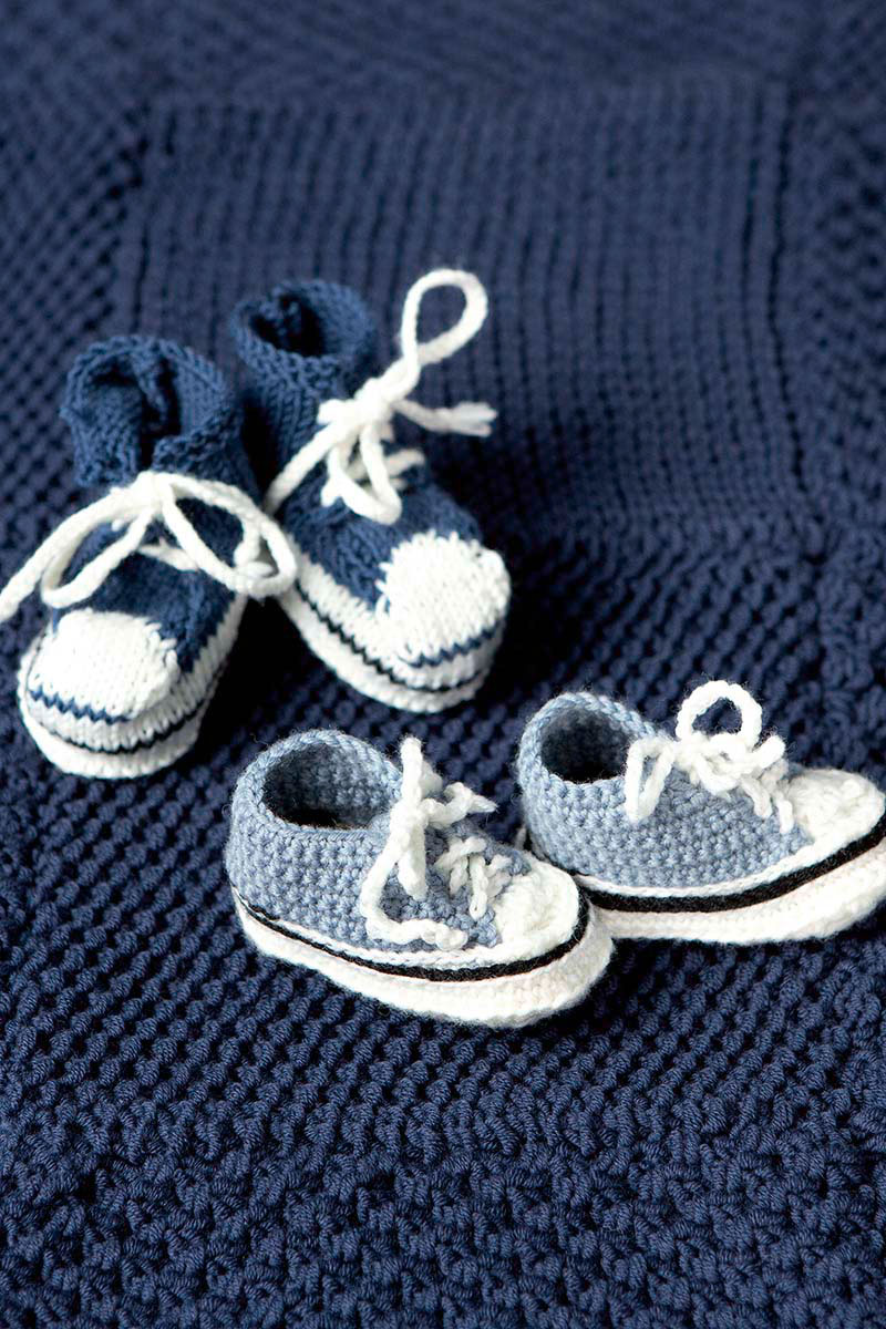 Babyfinkli gestrickt mit kurzer Schnürung
